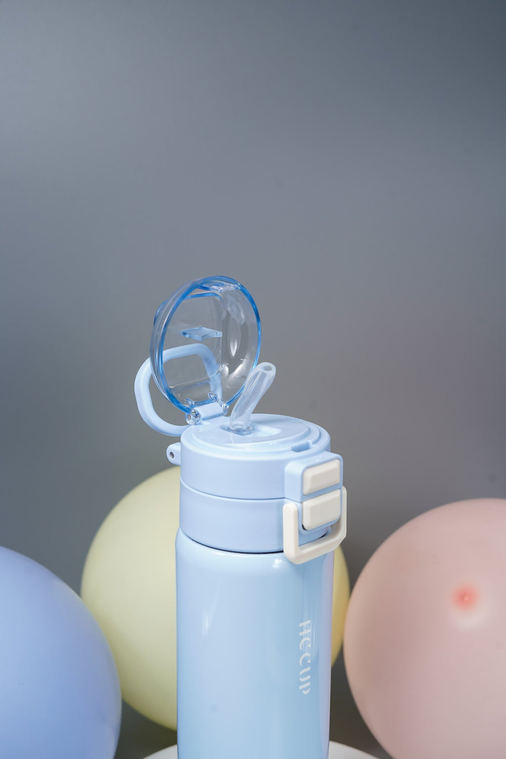 زجاجة مياه صغيرة وأنيقة على شكل دب باندا بني مع حزام