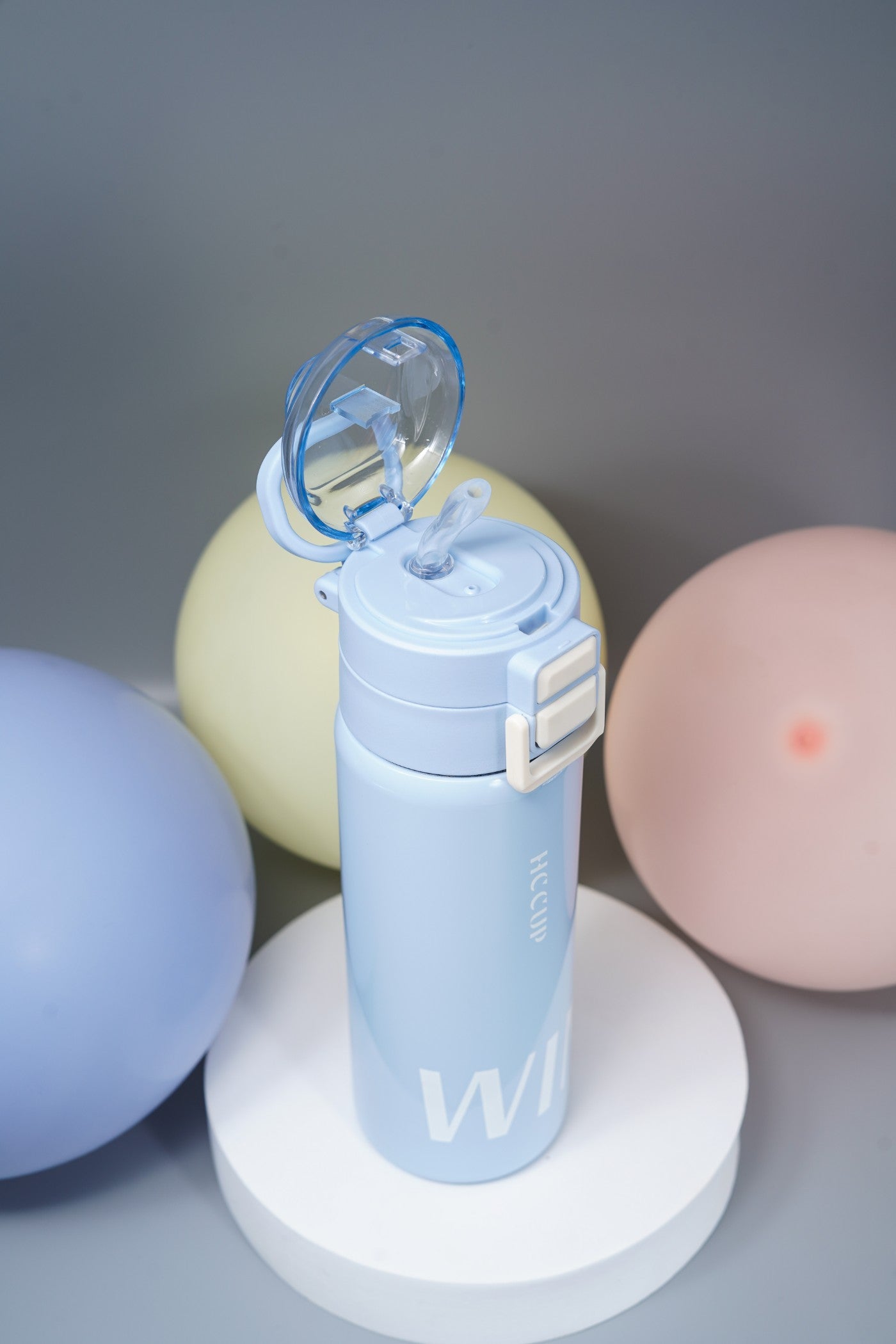 زجاجة مياه صغيرة وأنيقة على شكل دب باندا بني مع حزام