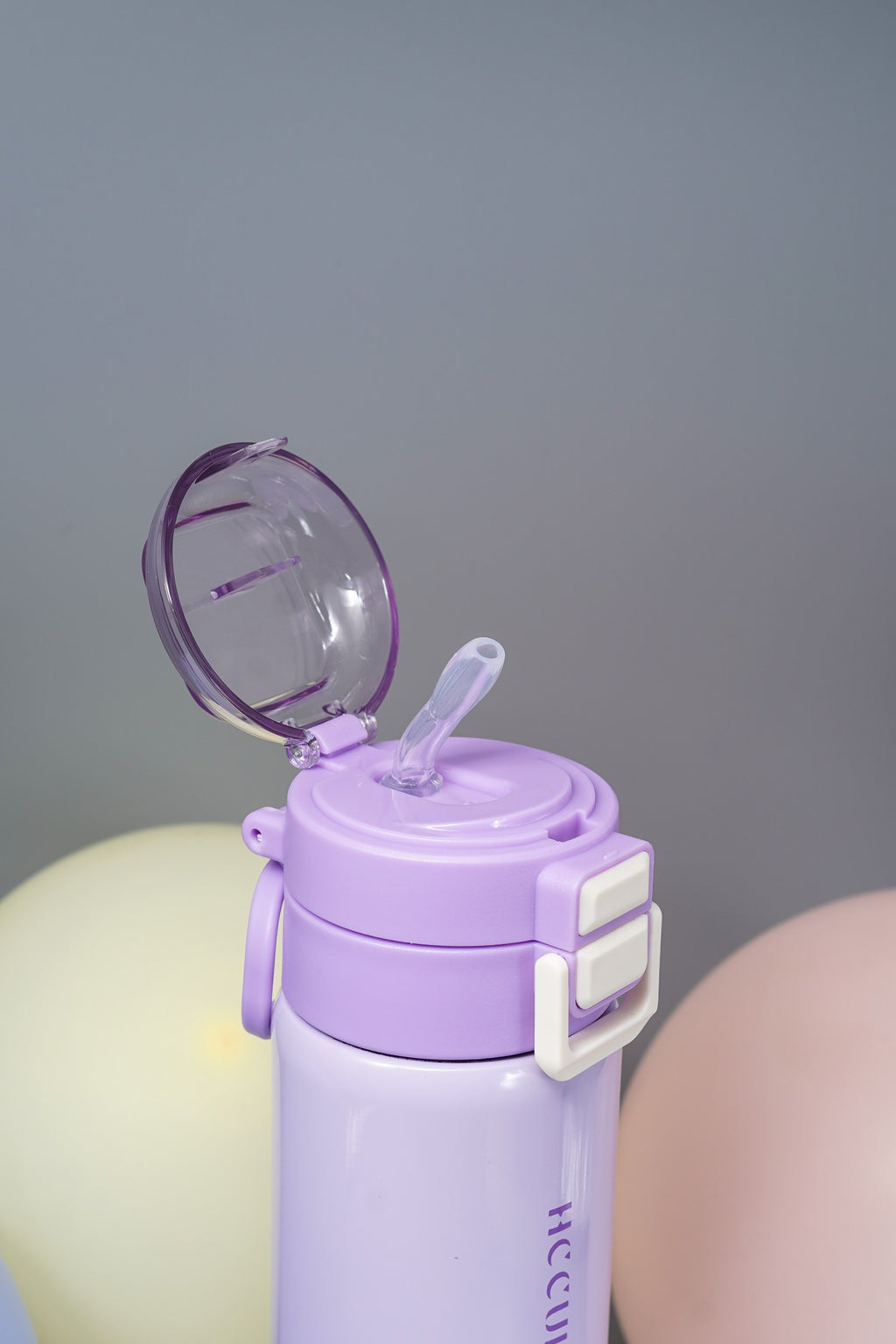 زجاجة مياه صغيرة وأنيقة على شكل دب باندا بني مع حزام