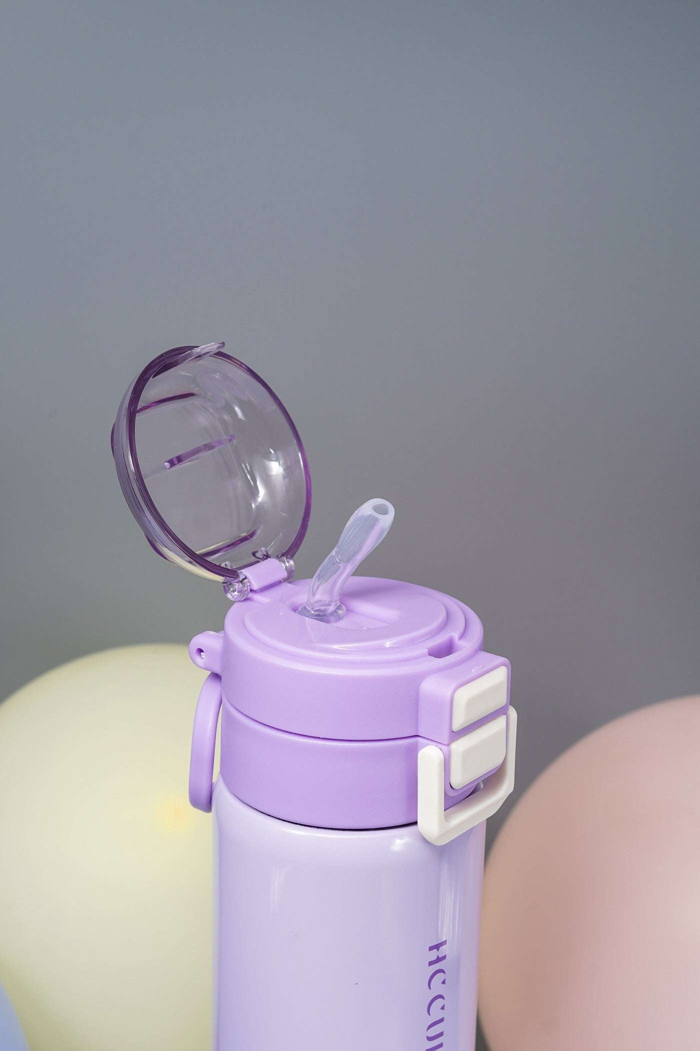 زجاجة مياه صغيرة وأنيقة على شكل دب باندا بني مع حزام