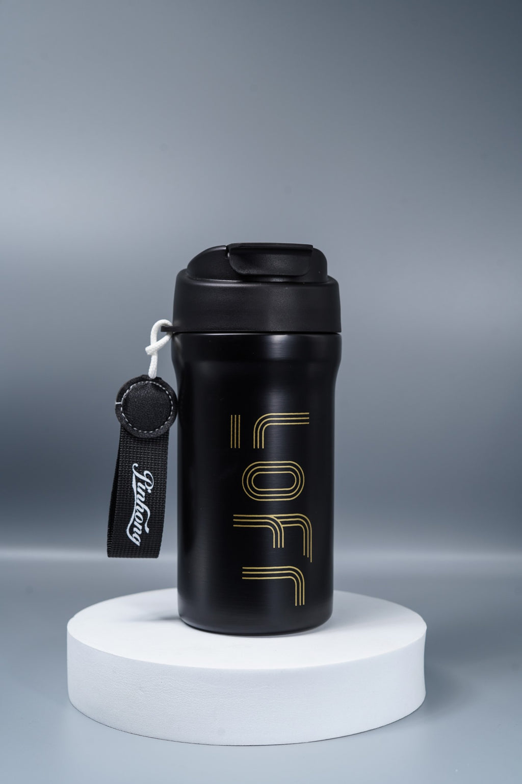 زجاجة مياه صغيرة وأنيقة على شكل دب باندا بني مع حزام