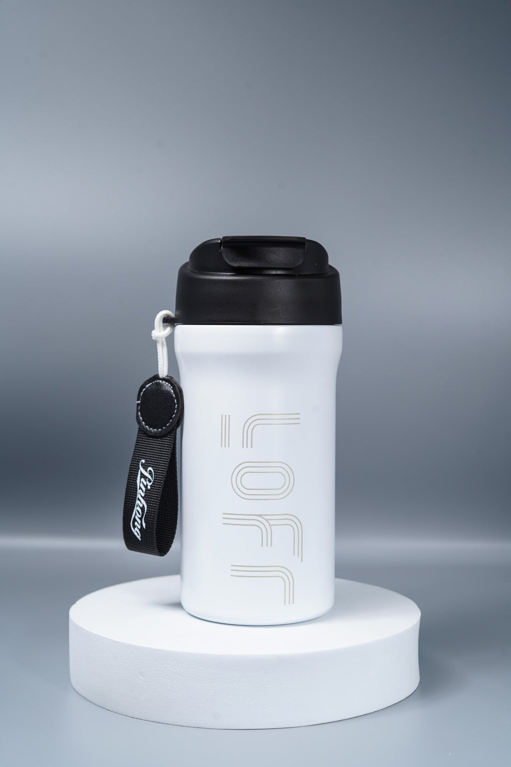 زجاجة مياه صغيرة وأنيقة على شكل دب باندا بني مع حزام