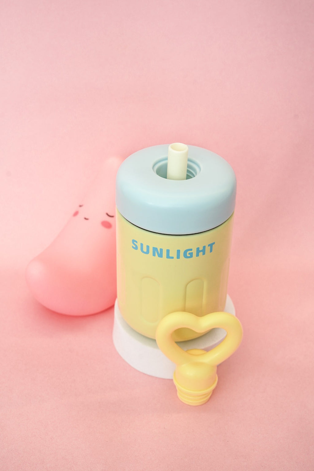 زجاجة مياه صغيرة وأنيقة على شكل دب باندا بني مع حزام