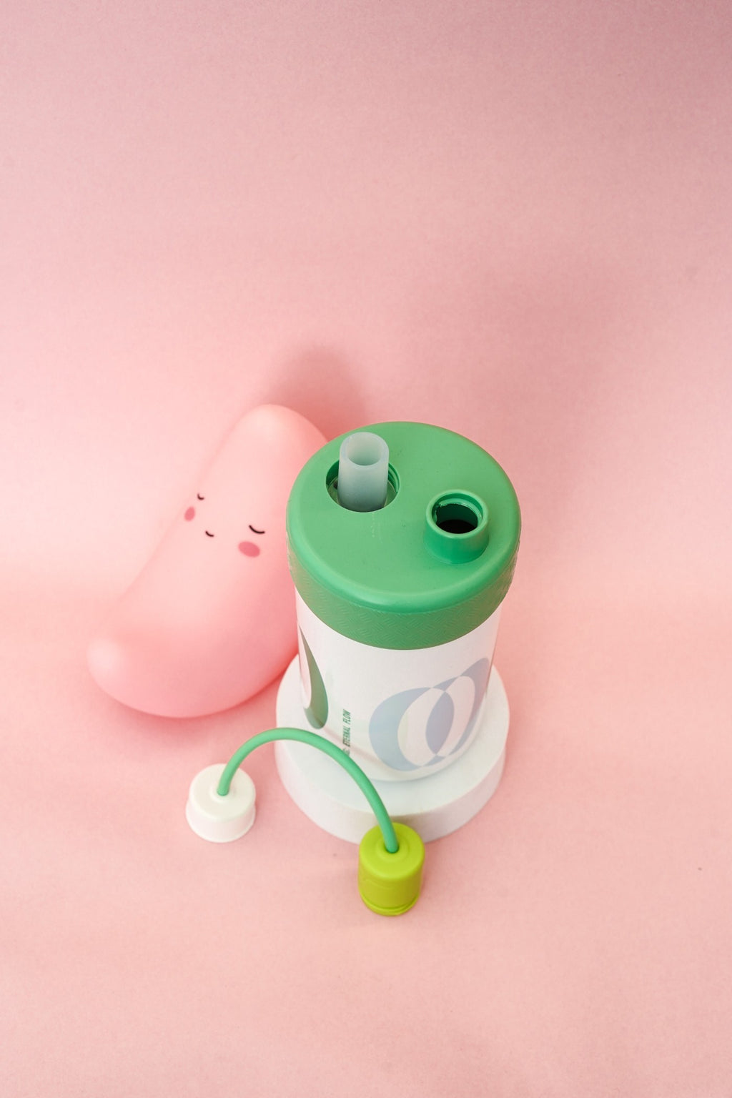 زجاجة مياه صغيرة وأنيقة على شكل دب باندا بني مع حزام