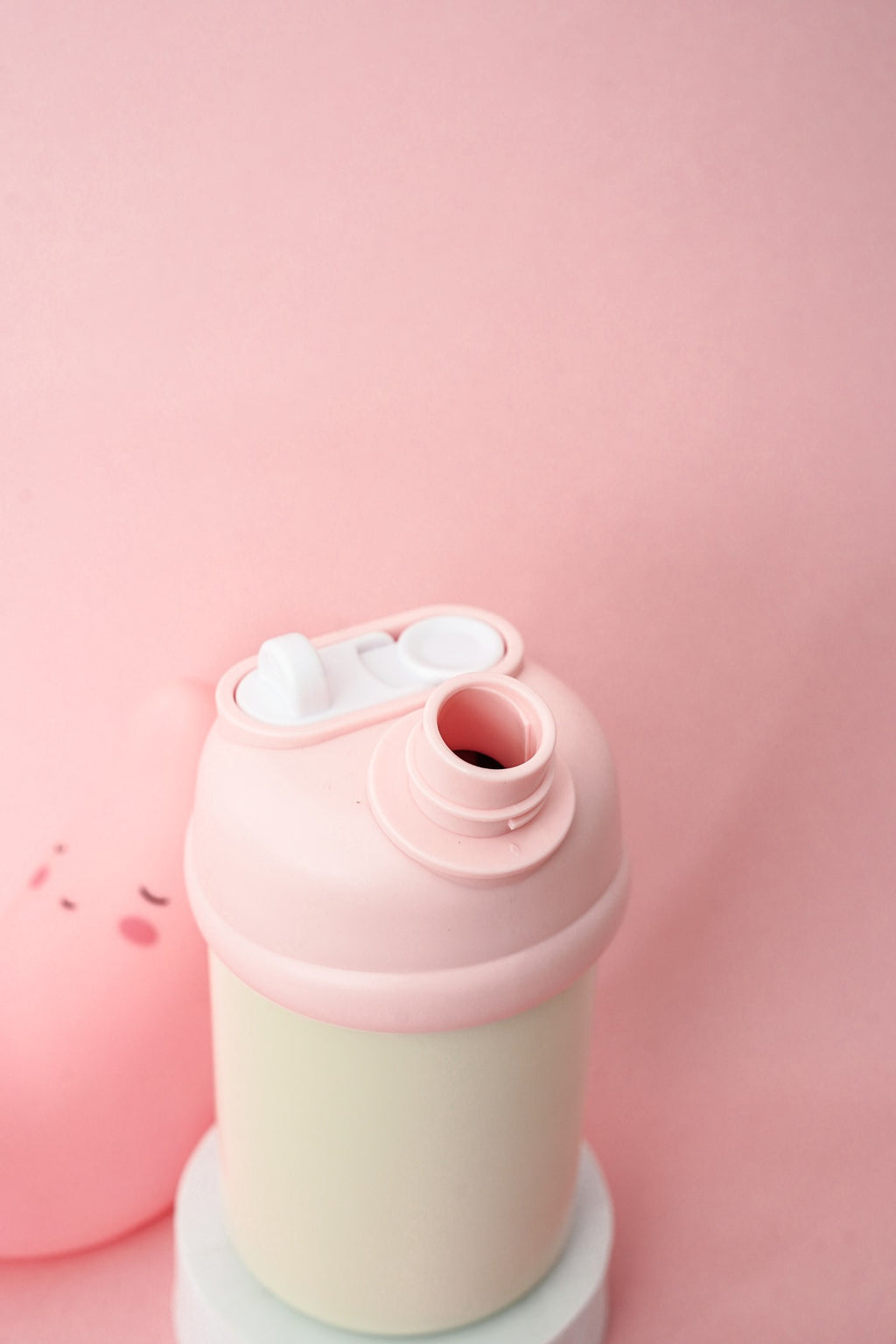 زجاجة مياه صغيرة وأنيقة على شكل دب باندا بني مع حزام