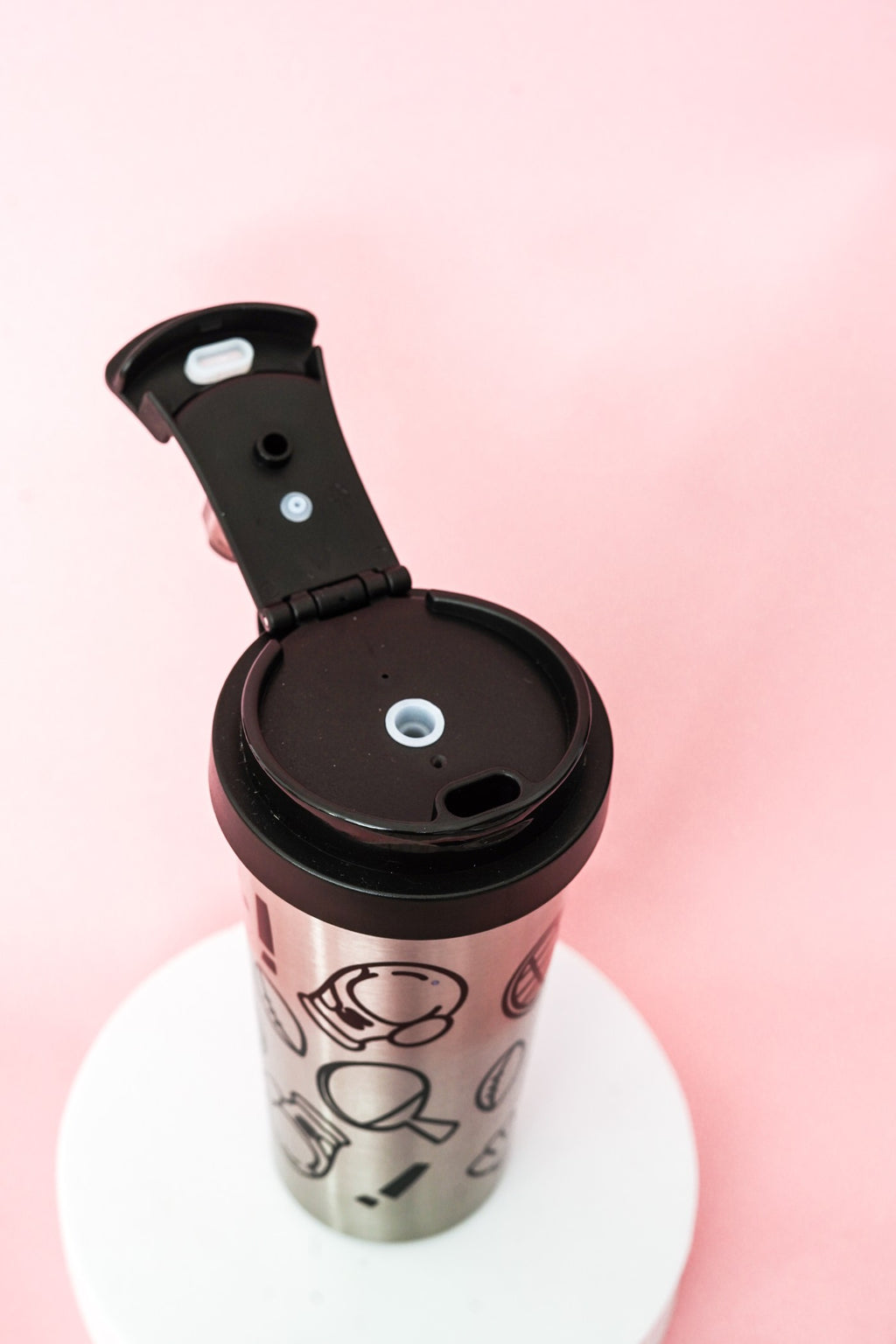 زجاجة مياه صغيرة وأنيقة على شكل دب باندا بني مع حزام