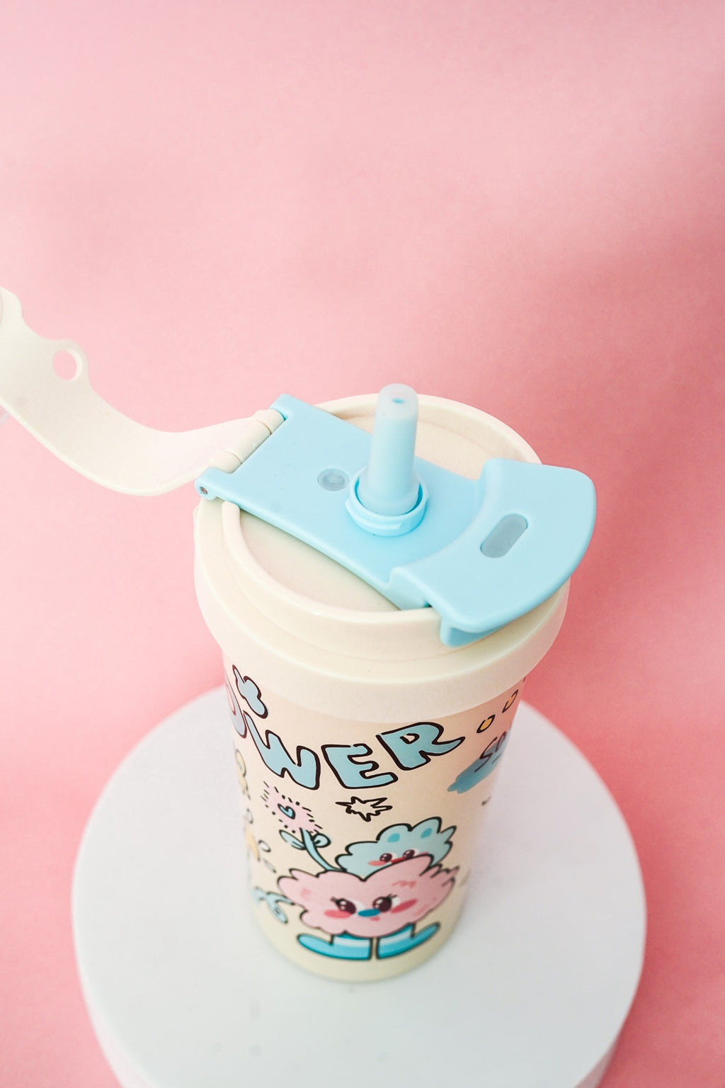 زجاجة مياه صغيرة وأنيقة على شكل دب باندا بني مع حزام