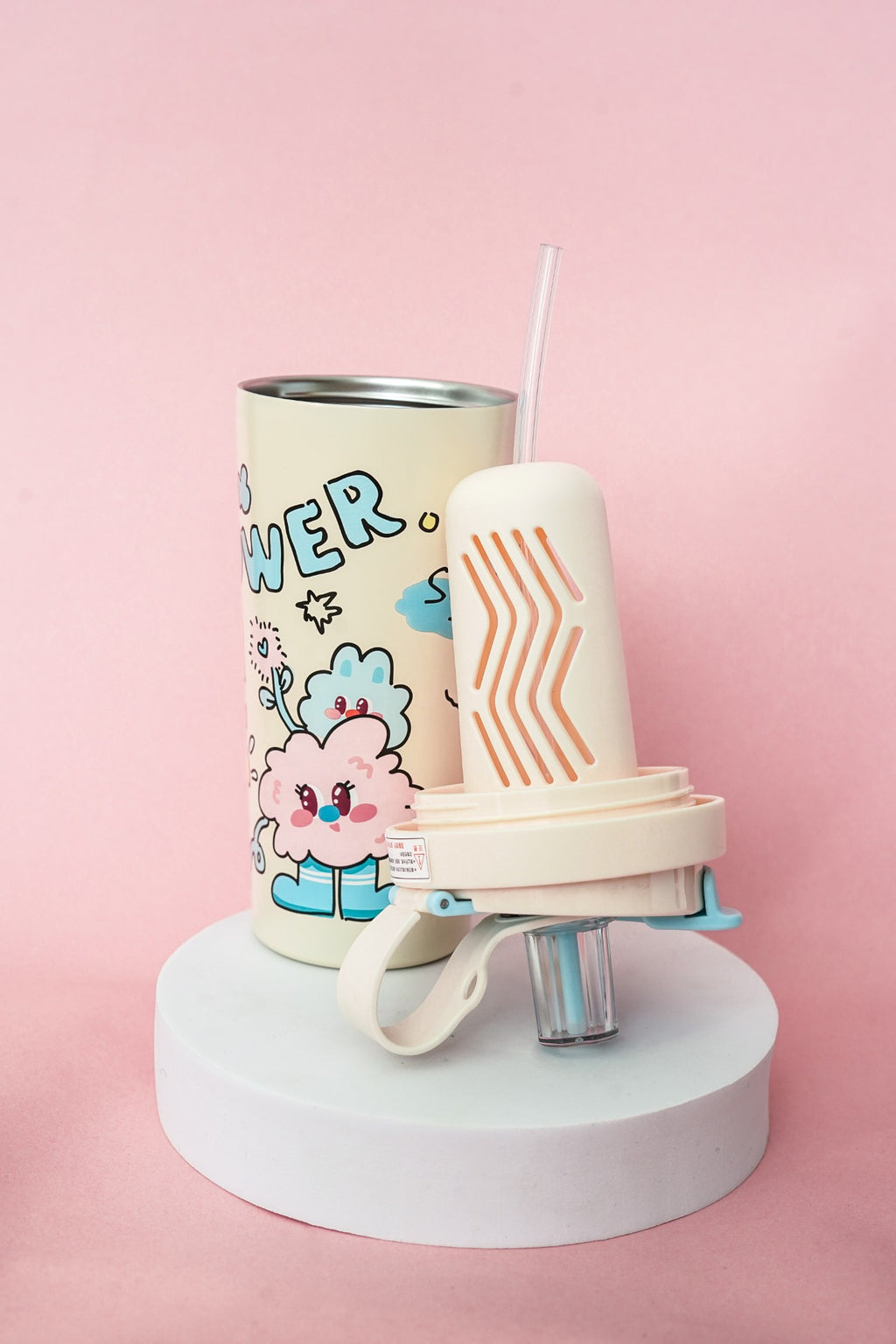 زجاجة مياه صغيرة وأنيقة على شكل دب باندا بني مع حزام