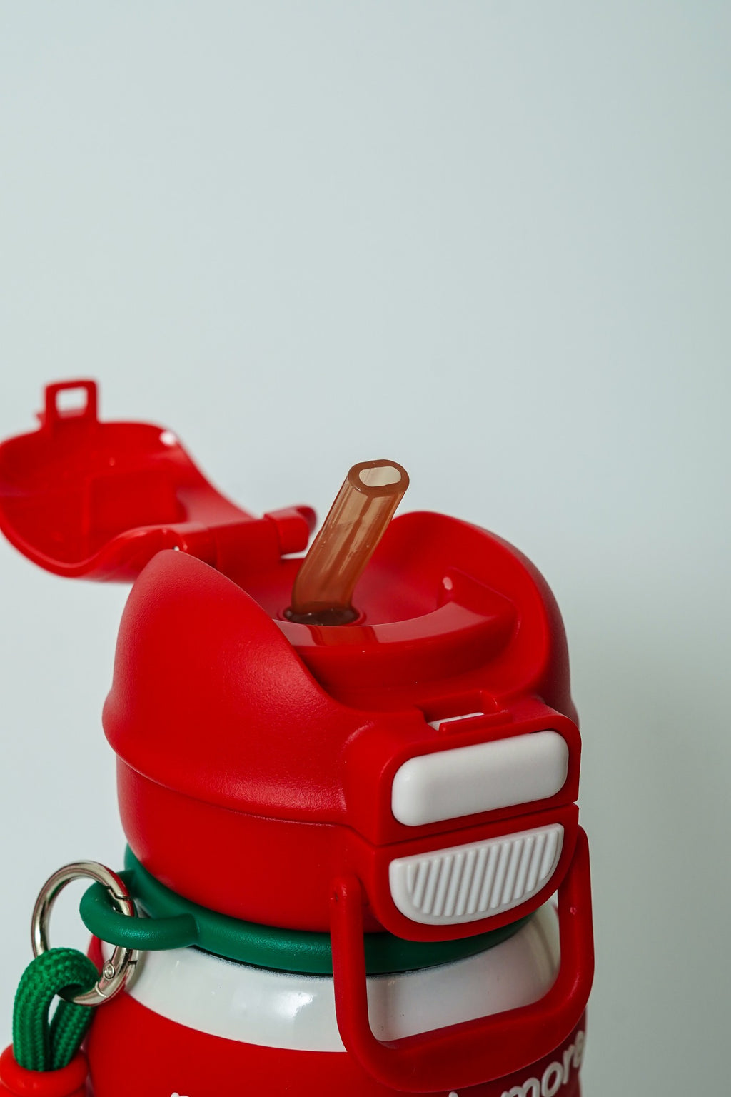 زجاجة مياه صغيرة وأنيقة على شكل دب باندا بني مع حزام