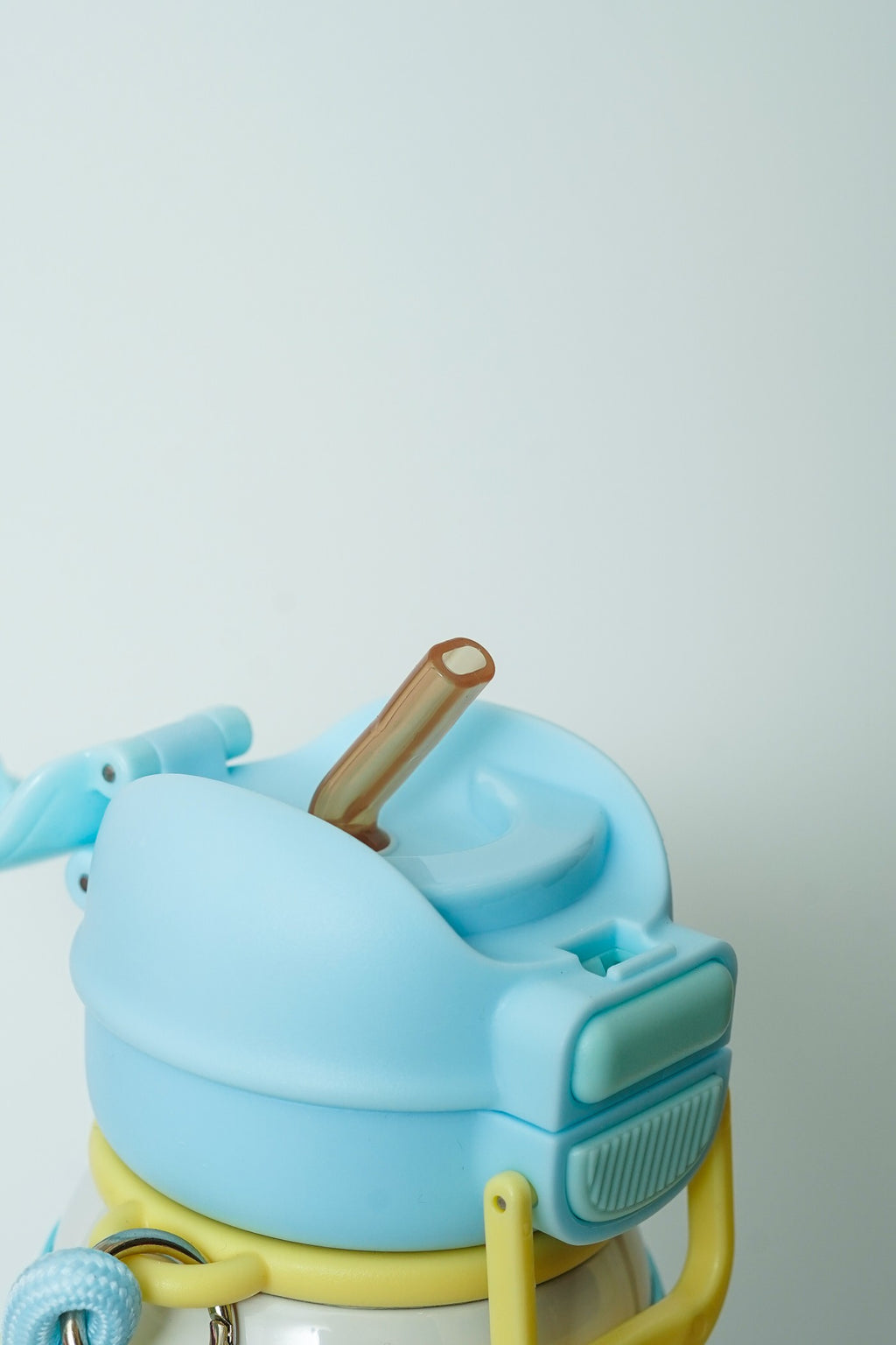 زجاجة مياه صغيرة وأنيقة على شكل دب باندا بني مع حزام