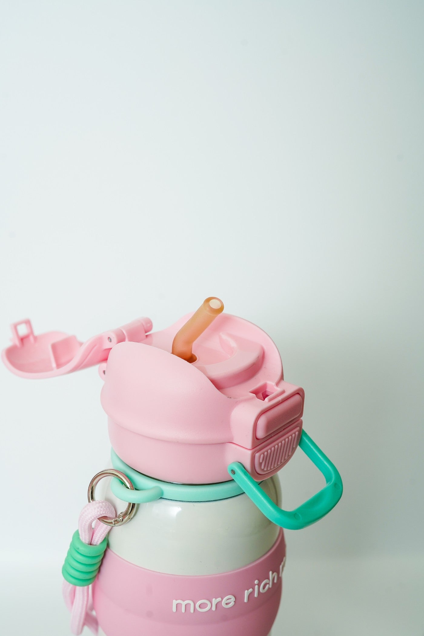 زجاجة مياه صغيرة وأنيقة على شكل دب باندا بني مع حزام