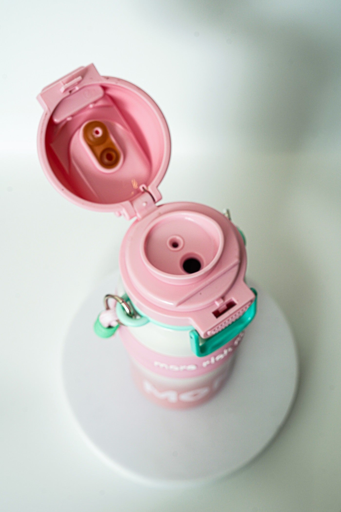 زجاجة مياه صغيرة وأنيقة على شكل دب باندا بني مع حزام