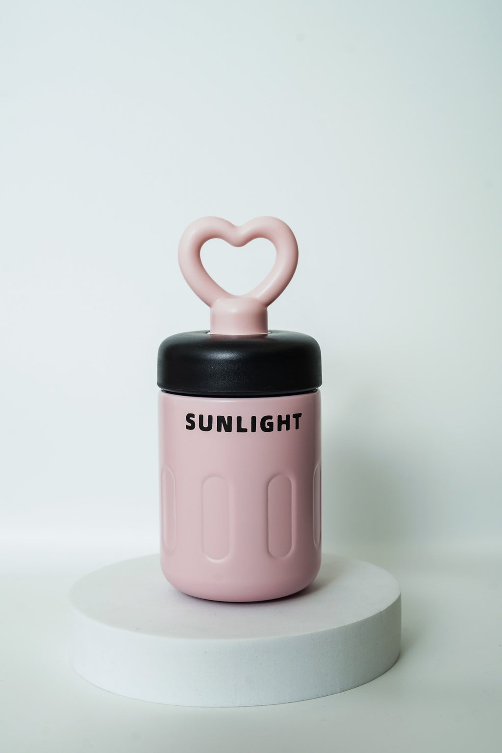 زجاجة مياه صغيرة وأنيقة على شكل دب باندا بني مع حزام